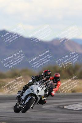 media/Nov-16-2025-Race Pace (Sun) [[8c5fa54630]]/Non Verified Riders (1st 20 Minutes)/5-Turn 15 (110pm)/